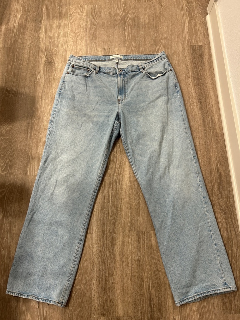 Abercrombie & Fitch - The Baggy Low Rise Curve Love Jeans